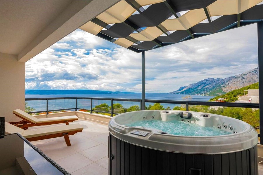 Jacuzzi na zadaszonym tarasie z widokiem na morze