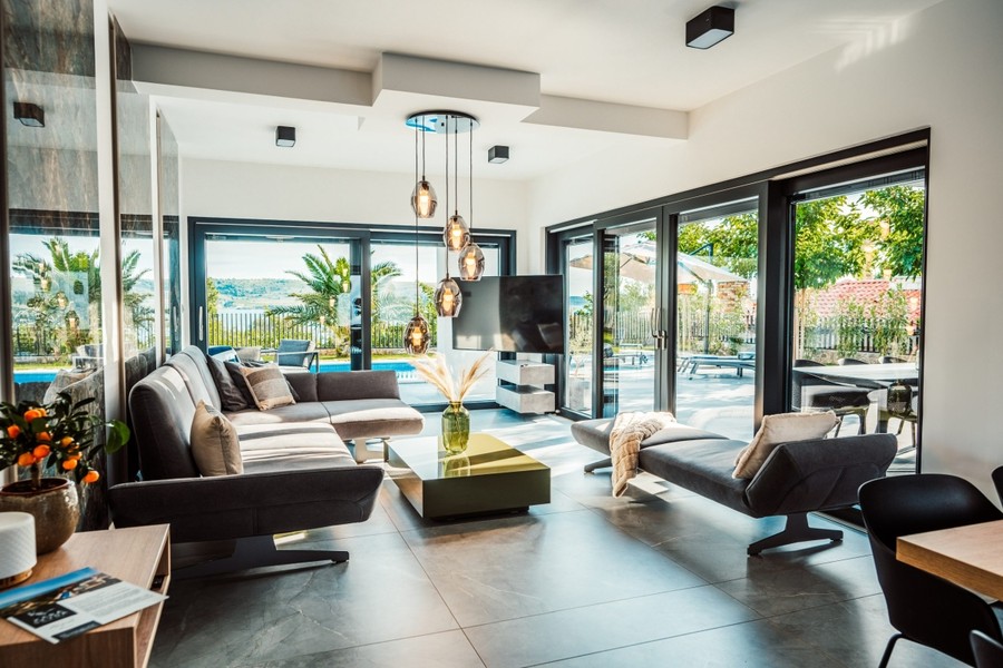 Salon z sofą i przeszkloną ścianą