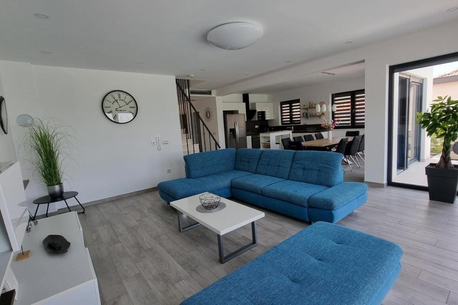 Salon z niebieską narożną sofą