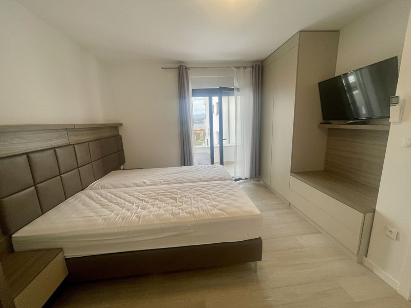 Sypialnia z drzwiami na balkon