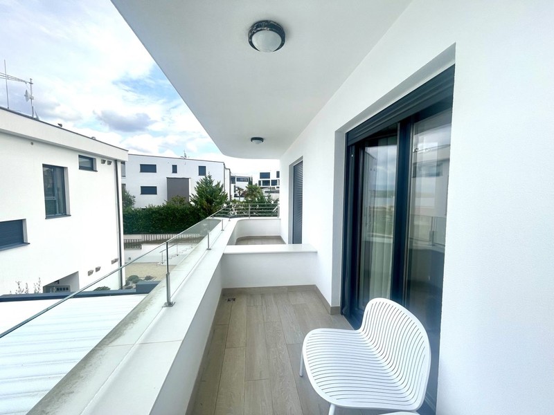 Balkon ze szklaną balustradą