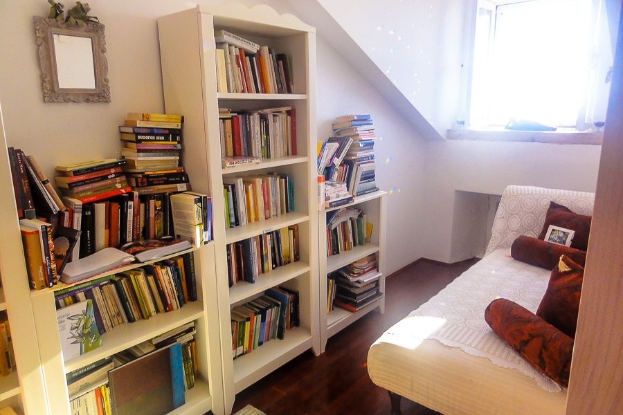 Biblioteka z regałami na książki i leżanką
