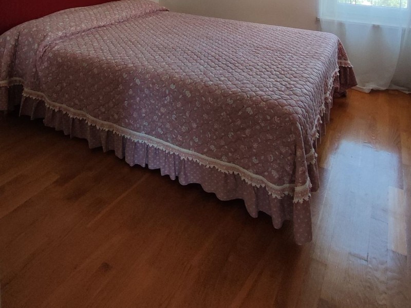 Sypialnia z drewnianą podłogą