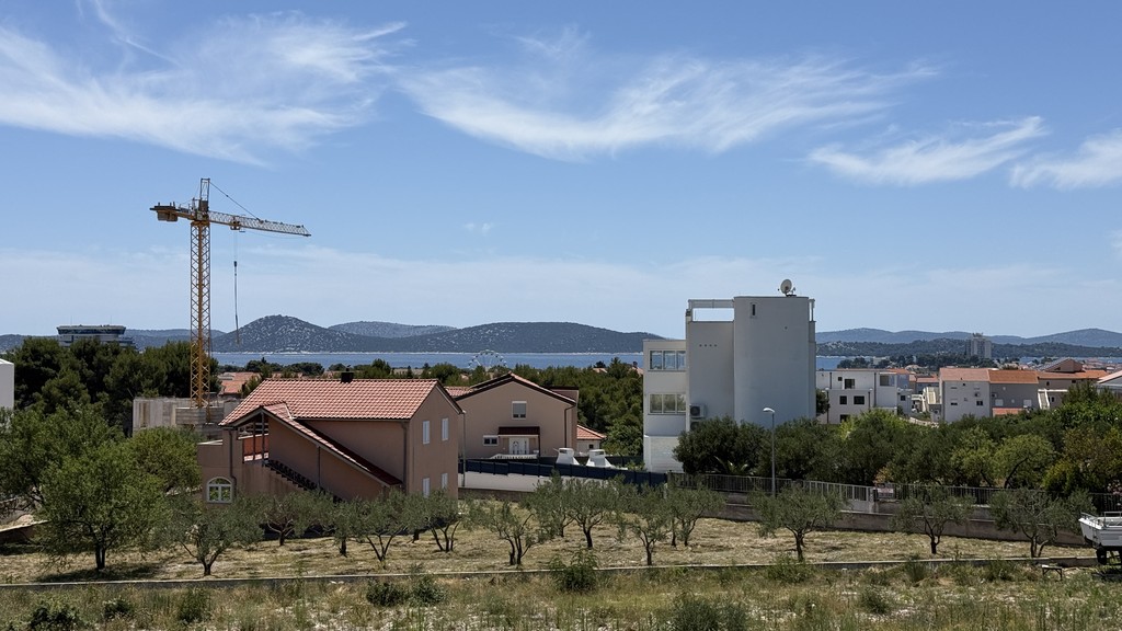 Widok z działki na morze i wyspy przed Vodice