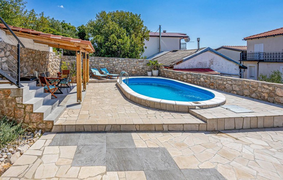 Basen i pergola w ogrodzie domu