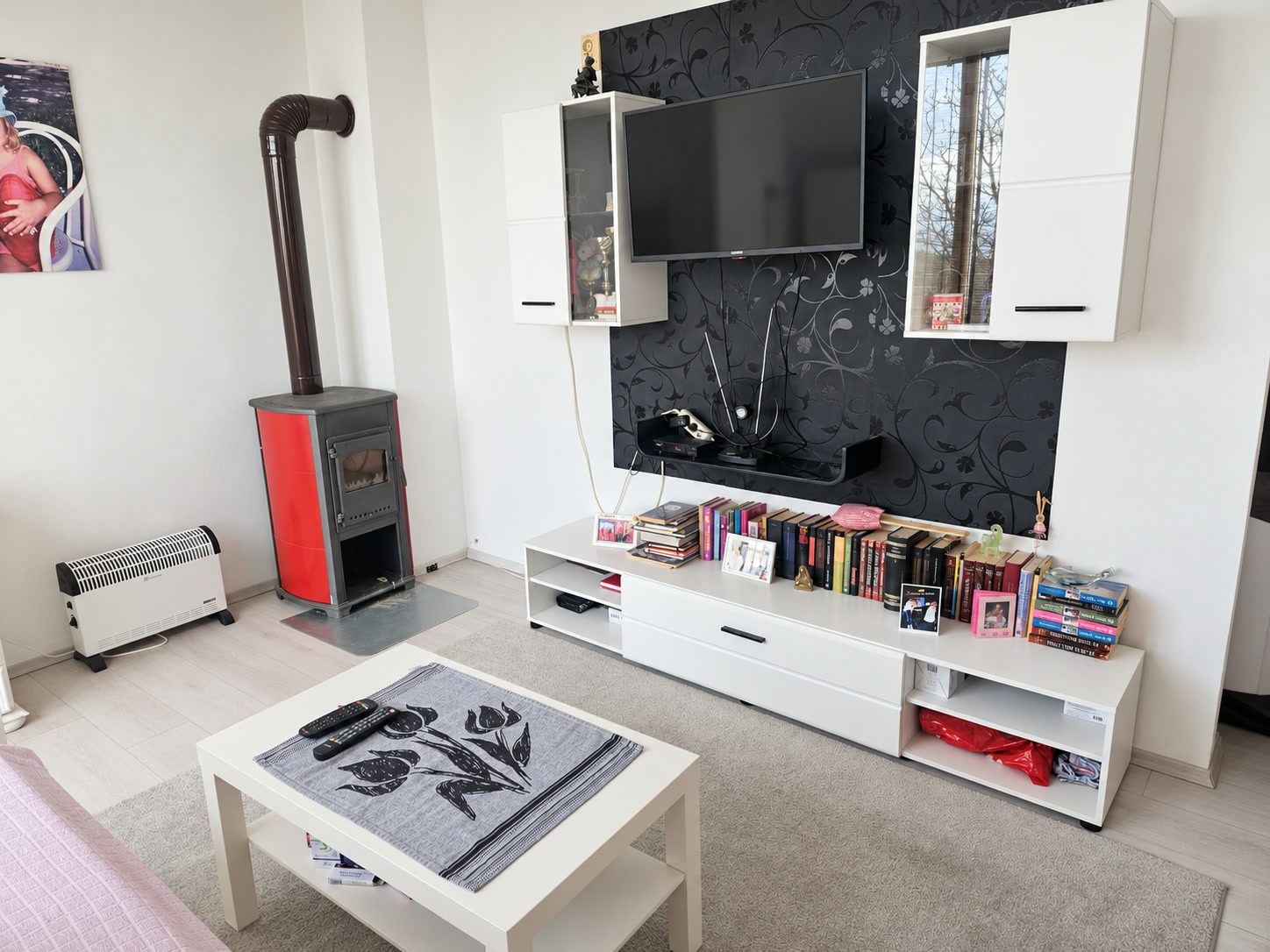 Salon z piecem na pellet i telewizorem