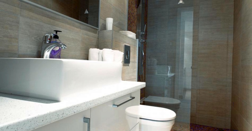 Łazienki w obiekcie są bardzo nowoczesne i gustownie urządzone.