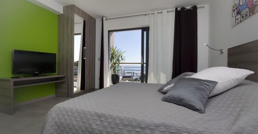 Na zewnątrz znajduje się basen z panoramicznym widokiem na morze.