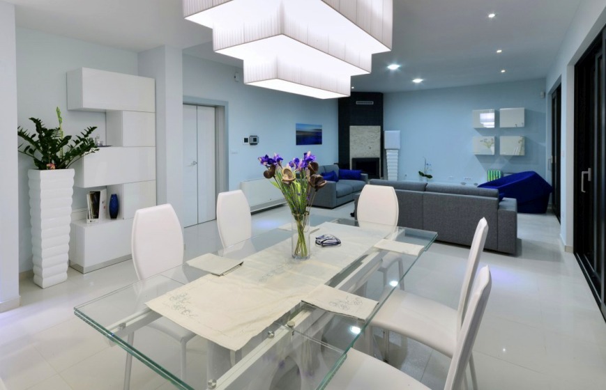 Jadalnia nowoczesnej luksusowej willi prowadzi do części dziennej