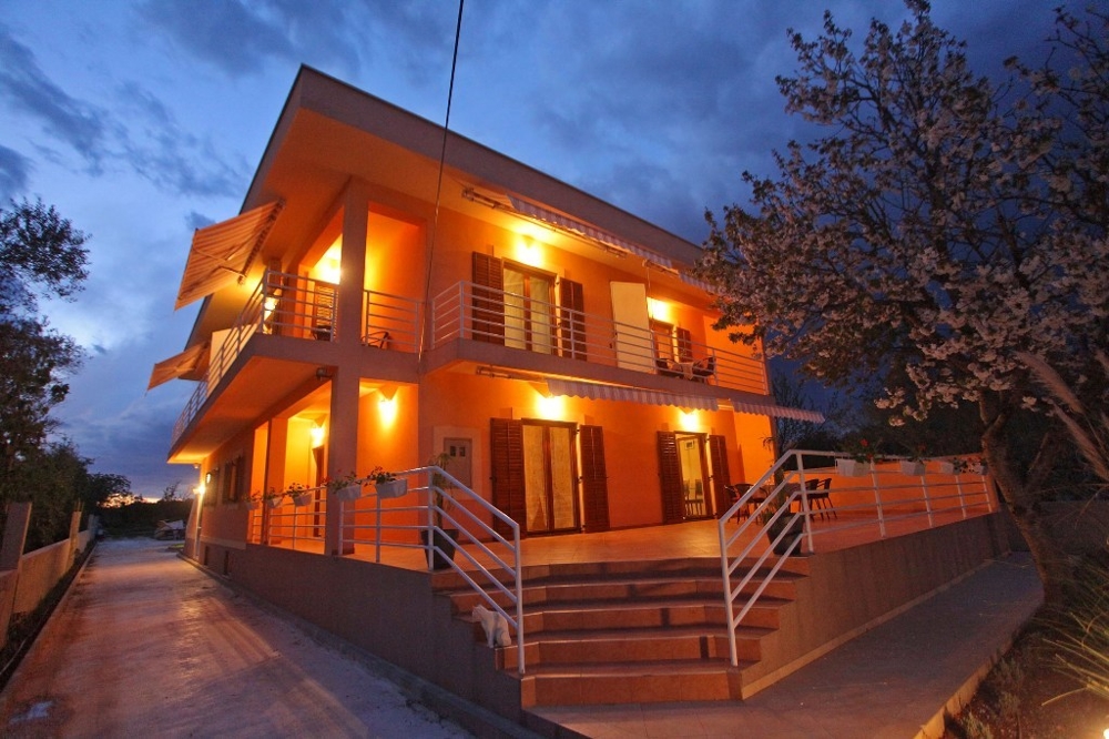 Idylliczny teren zewnętrzny nieruchomości H475 niedaleko Zadaru w Chorwacji.