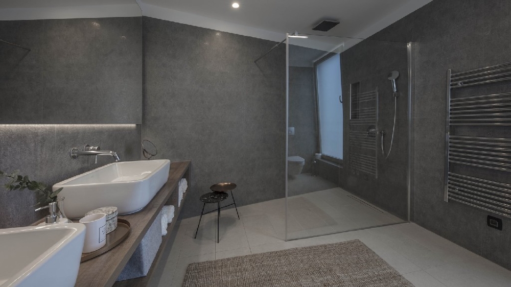 Łazienka w willi H512 na wyspie Brac w Chorwacji.