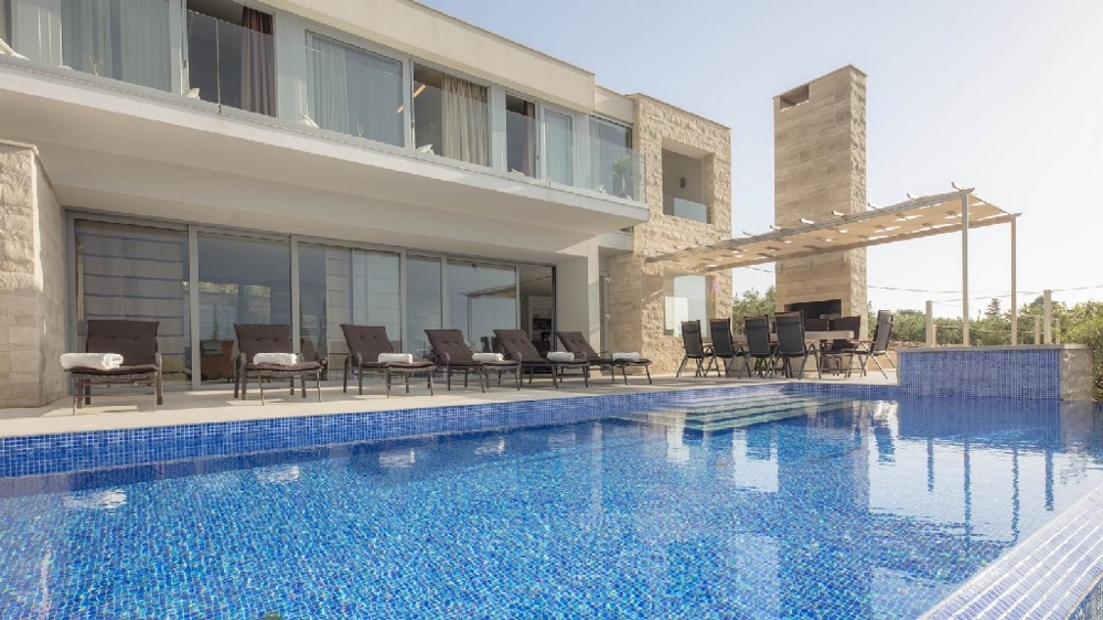 W środku pierwszorzędne umeblowanie i wyposażenie.