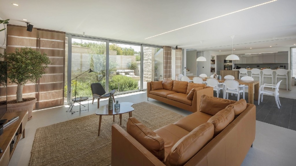 Nowoczesna łazienka w willi H512, która jest na sprzedaż na wyspie Brac.