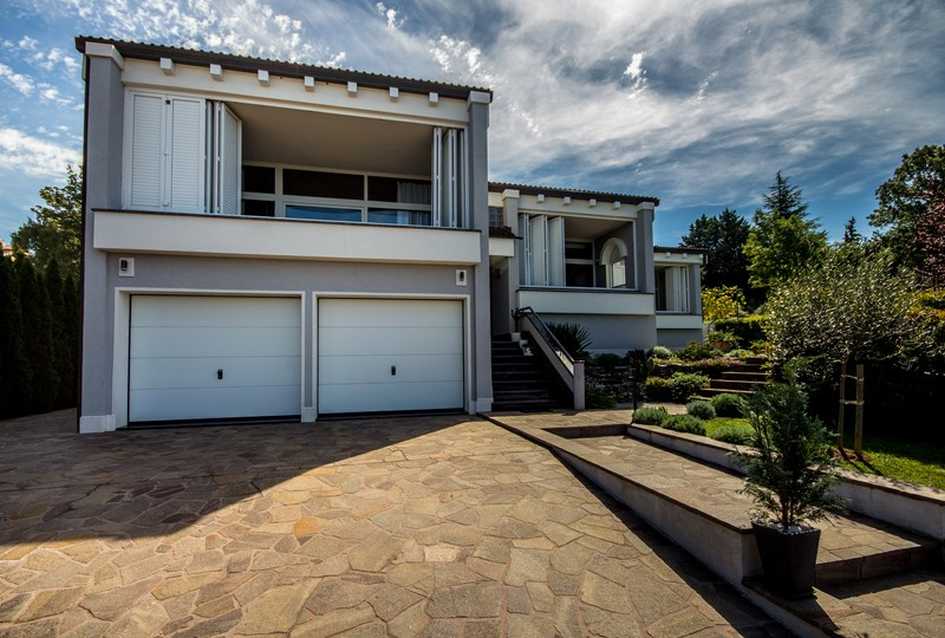 Nieruchomości w Chorwacji - Nowoczesna willa na sprzedaż na wyspie Krk.