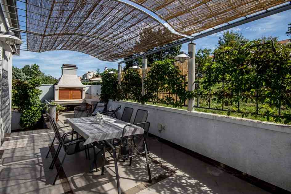 Taras z miejscem do grillowania za willą - Nieruchomości na wyspie Krk.