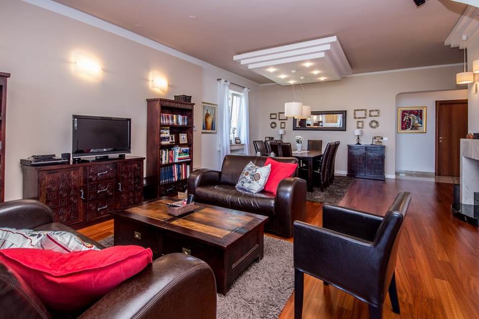 Wnętrze willi z luksusowymi meblami na wyspie Krk, w zatoce Kvarner.