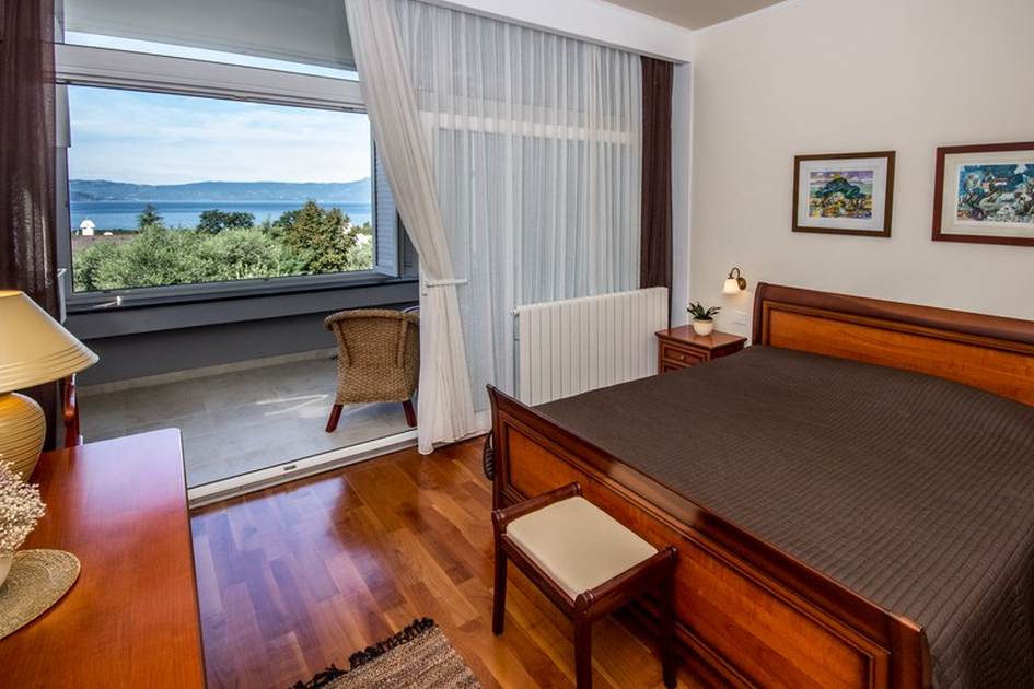 Sypialnia z balkonem i pięknym widokiem.