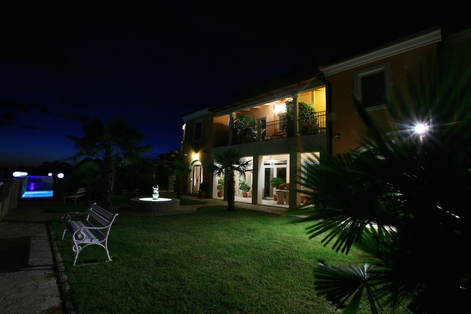 Teren zewnętrzny willi H557 z fontanną itp.