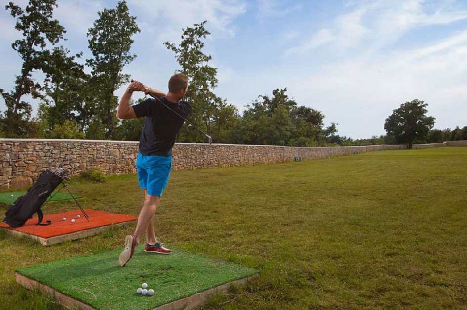 Willa na sprzedaż w Chorwacji ma pole golfowe o długości 130 m.