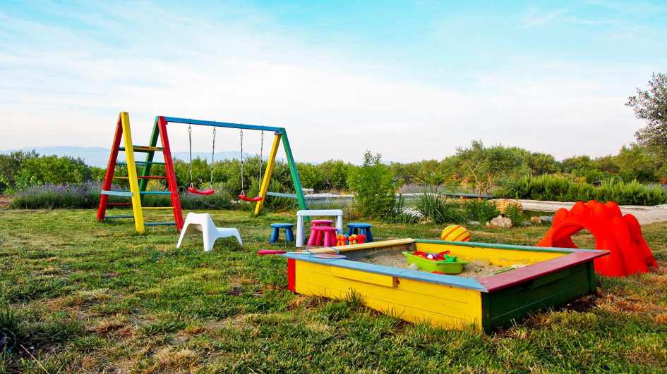 Na terenie obiektu znajduje się także plac zabaw.
