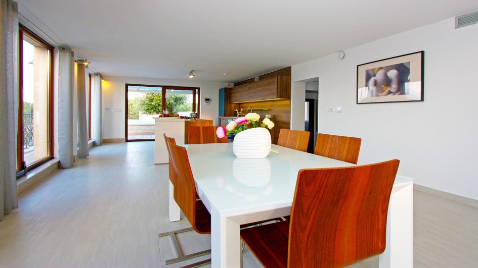 Jadalnia w nieruchomości H622 na Bracu w Chorwacji.