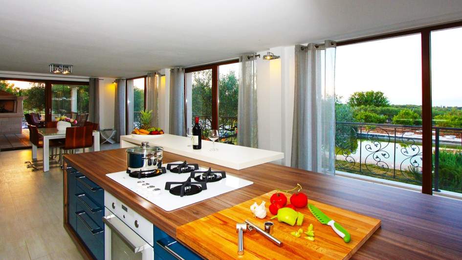 Widok na kuchnię willi.