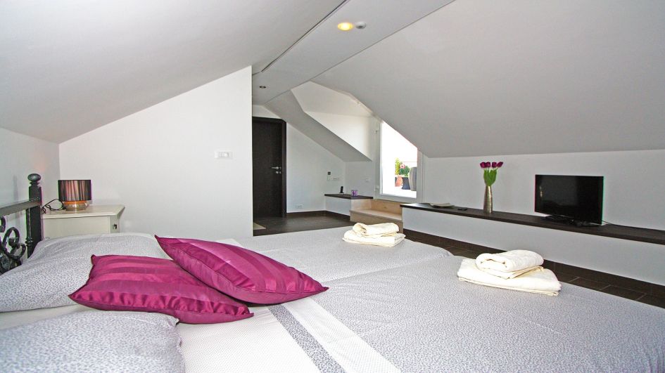 Jedna z sypialni. Oferta nieruchomości H622 Chorwacja.