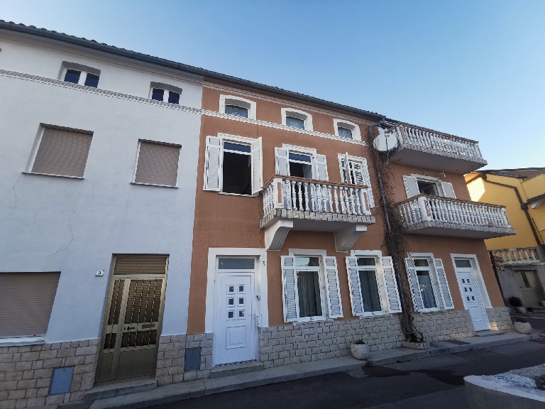 Dom z dwoma mieszkaniami na sprzedaż w Crikvenicy, Zatoka Kvarner.