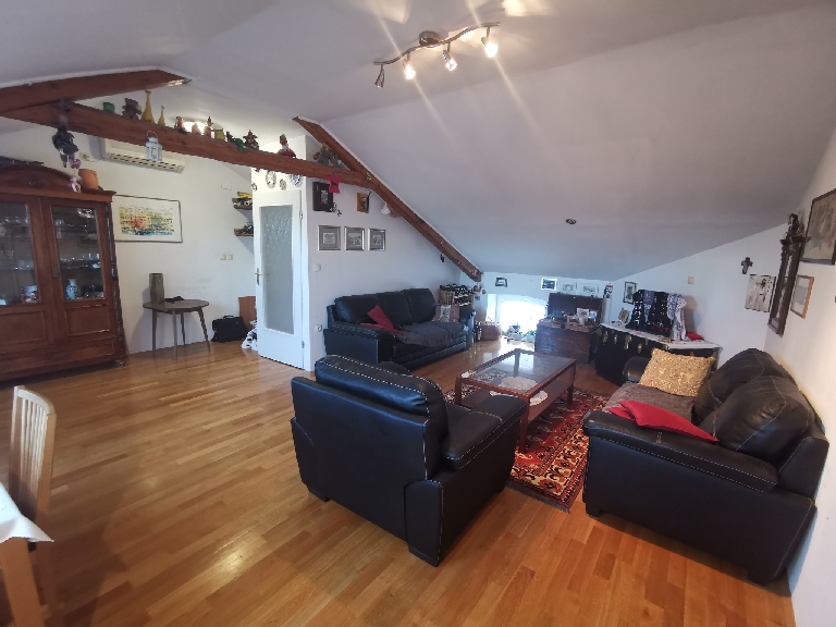 Pięknie urządzony salon w nieruchomości H631 w Chorwacji.