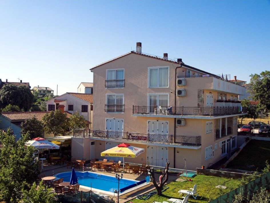 Nowoczesny i funkcjonalnie urządzony pensjonat w pobliżu Puli z widokiem na morze i basenem jest na sprzedaż