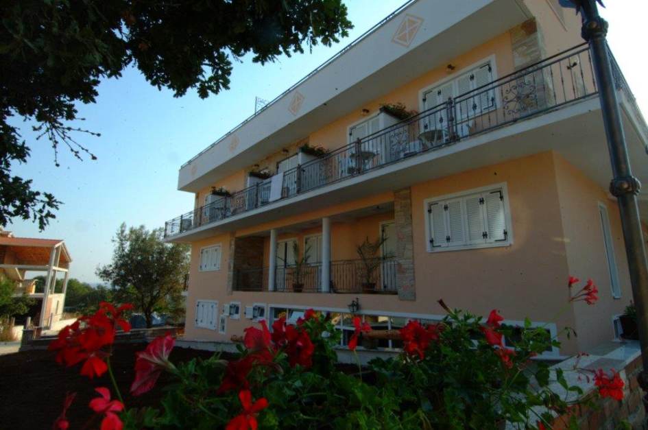 Wystawiony na sprzedaż pensjonat w pobliżu Puli w Chorwacji z zewnątrz