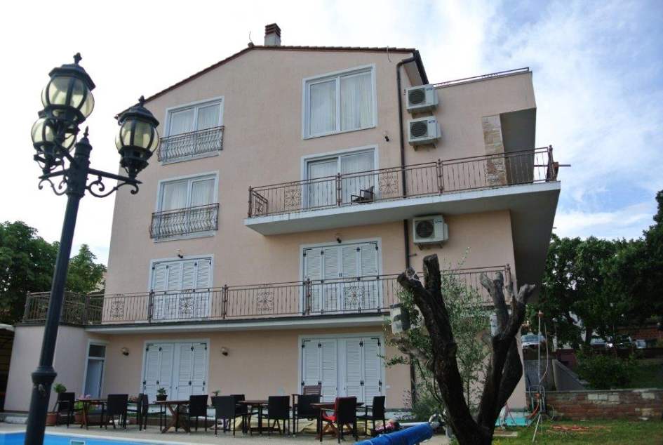 Kolejny widok z zewnątrz na mały hotel niedaleko Puli, który jest na sprzedaż