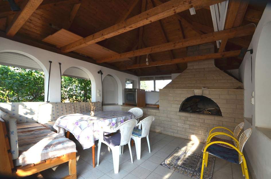 Letnia altana z kominkiem grillowym