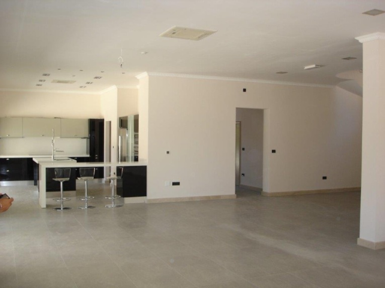 Nowoczesna koncepcja pokoju z dużymi pokojami.