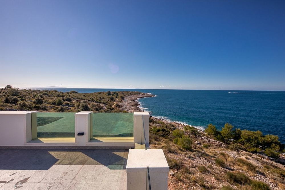 Willa w drugim rzędzie do morza w pobliżu Rogoznicy w Chorwacji.