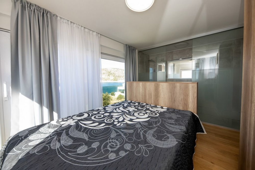 Sypialnia z widokiem na morze.