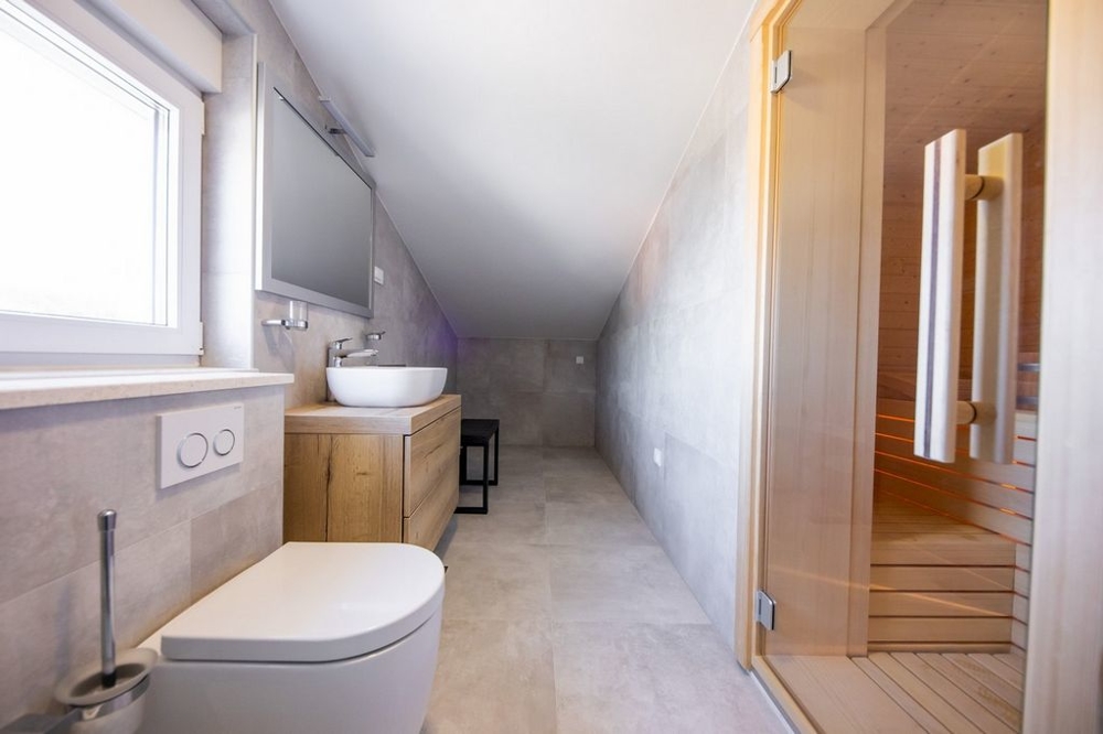 Widok na łazienkę z sauną w obiekcie H742 niedaleko Rogoznicy w Chorwacji.