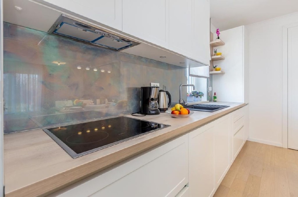 Widok na morze kamiennego domu H842 na sprzedaż na wyspie Krk w Chorwacji.