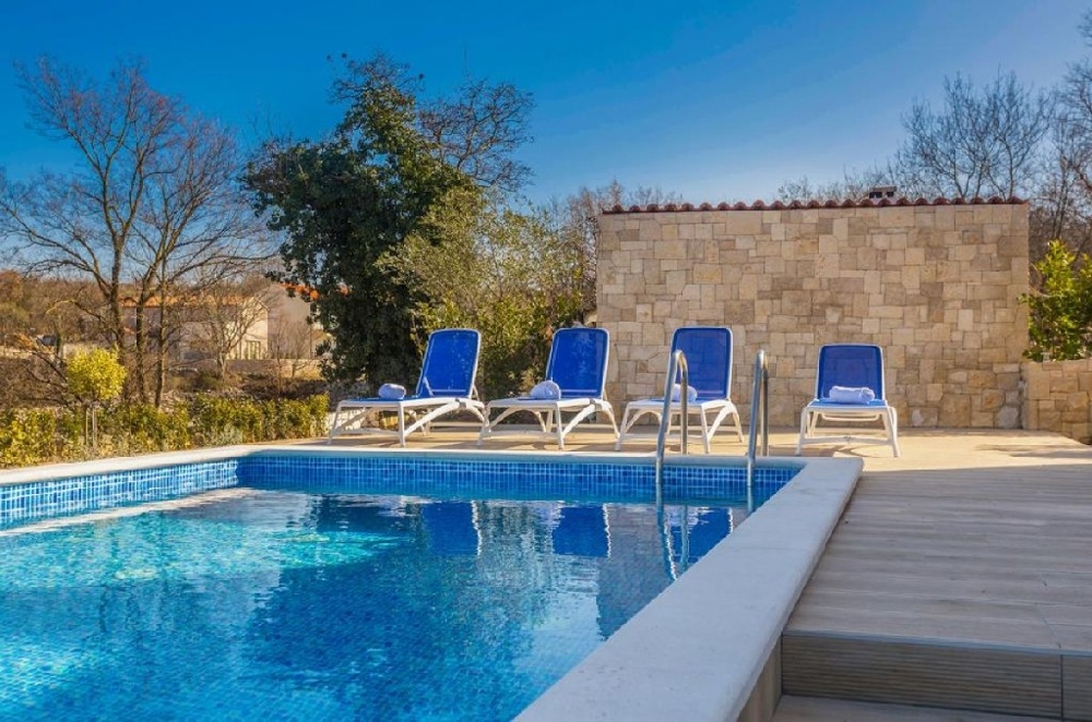 Taras z pięknym widokiem na morze w nieruchomości H842 niedaleko Malinskiej w Chorwacji.