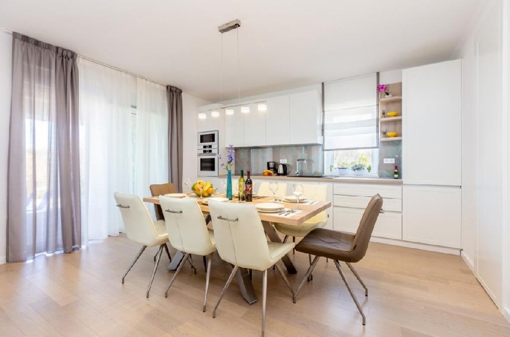 Taras i basen posesji H842.