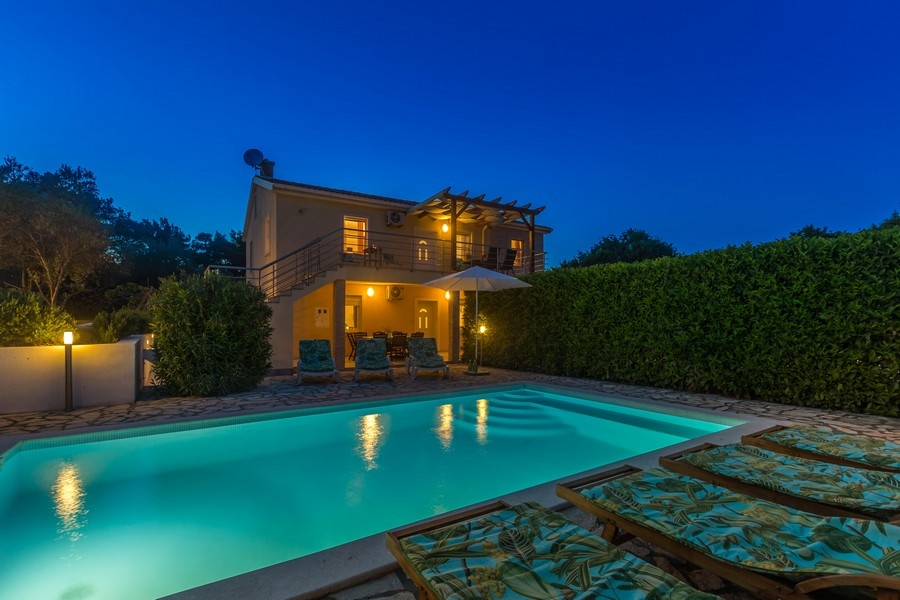 Dom z dwoma apartamentami i basenem na wyspie Krk w północnej Chorwacji.