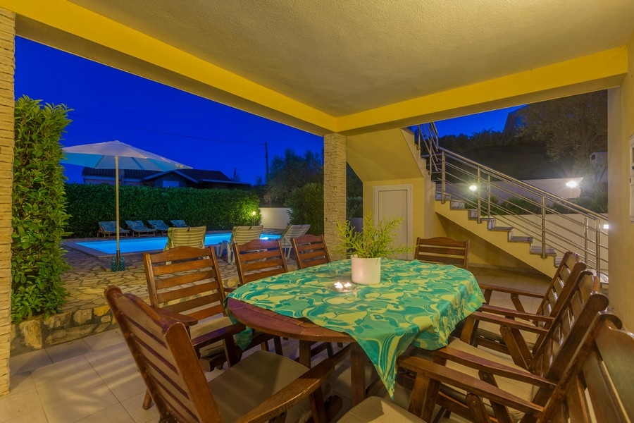 Taras na parterze i widok na morze, nieruchomość na wyspie Krk w Chorwacji.