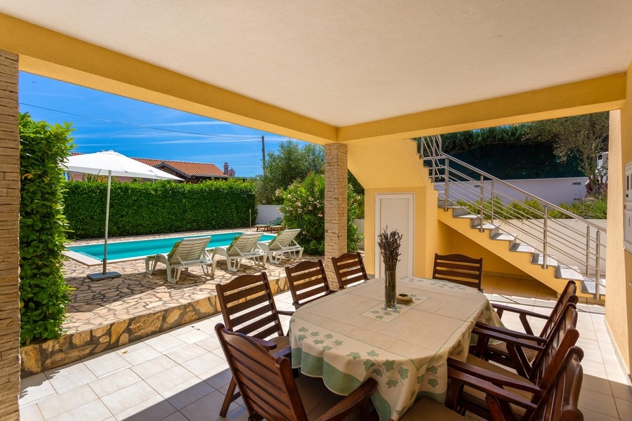 Na parterze salon z kuchnią i jadalnią.