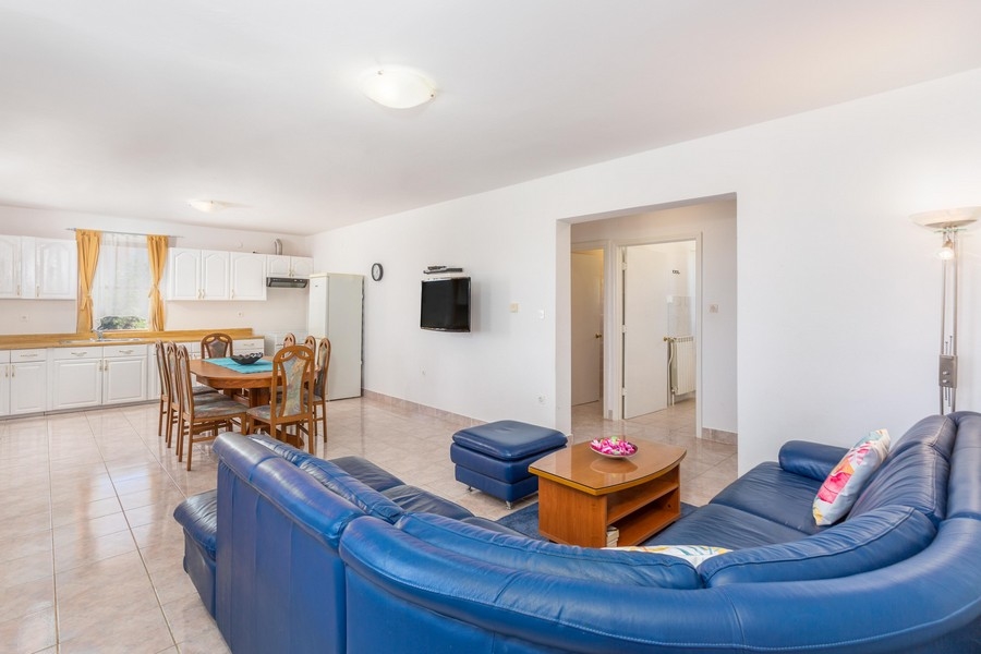 Taras na piętrze z widokiem na zieleń.