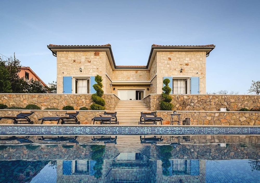 Na sprzedaż nowy kamienny dom z widokiem na morze i basenem w stylu śródziemnomorskim na wyspie Krk w Chorwacji.