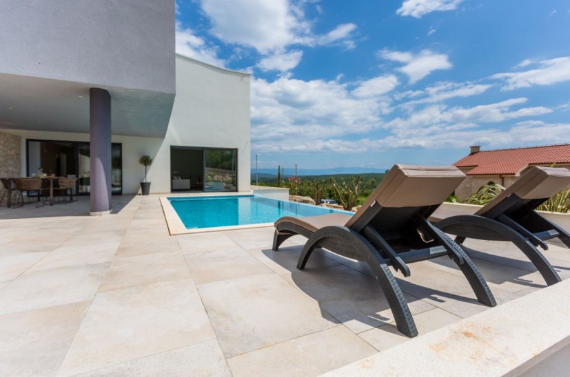 Taras słoneczny i basen w Villa H934 na Krk w Chorwacji.