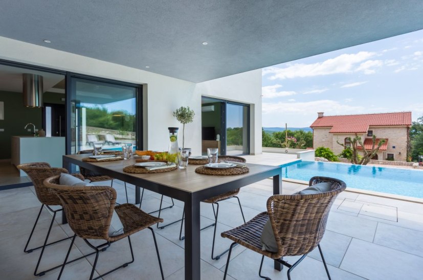 Zadaszony taras i odkryty basen.