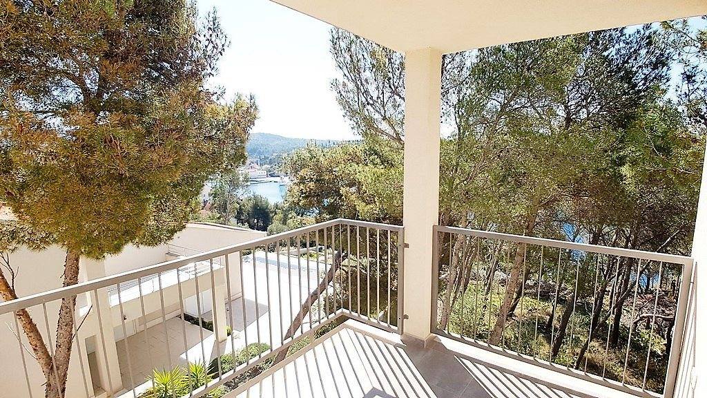 Taras i widok na morze w Milna na wyspie Brac.