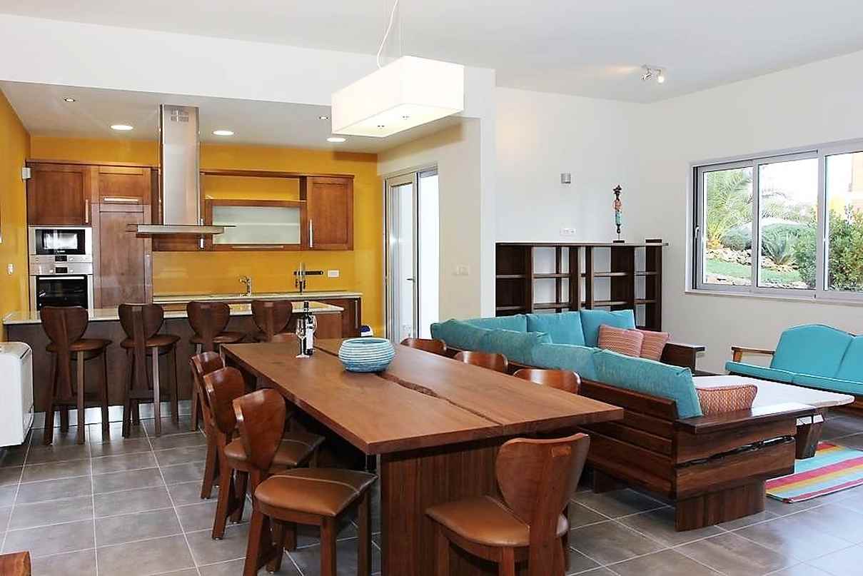 Jadalnia i kuchnia w nieruchomości H942 w Milnej.