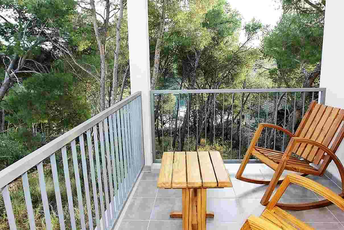 Taras z widokiem na zieleń.